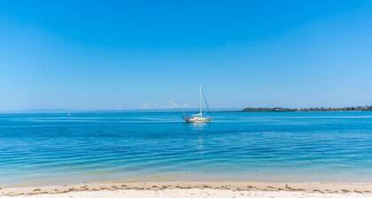 Fantastic Views from this top floor unit!