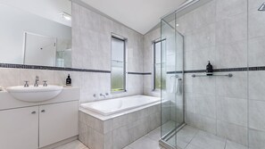 Bathtub, hair dryer - East Beach living in Port Fairy (Port Fairy)