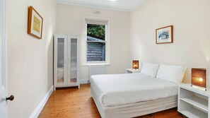 3 dormitorios, tabla de planchar con plancha, ropa de cama
