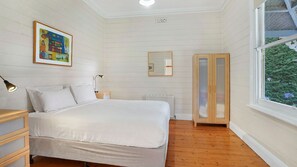 3 bedrooms, iron/ironing board, bed sheets