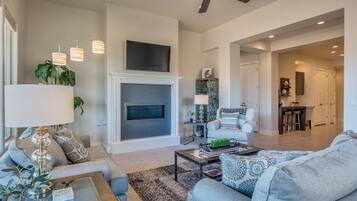 Een smart-tv, een open haard en een dvd-speler