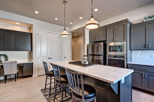 雪櫃、微波爐、焗爐、爐具