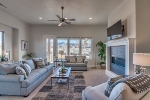 智能電視、壁爐、DVD 播放機