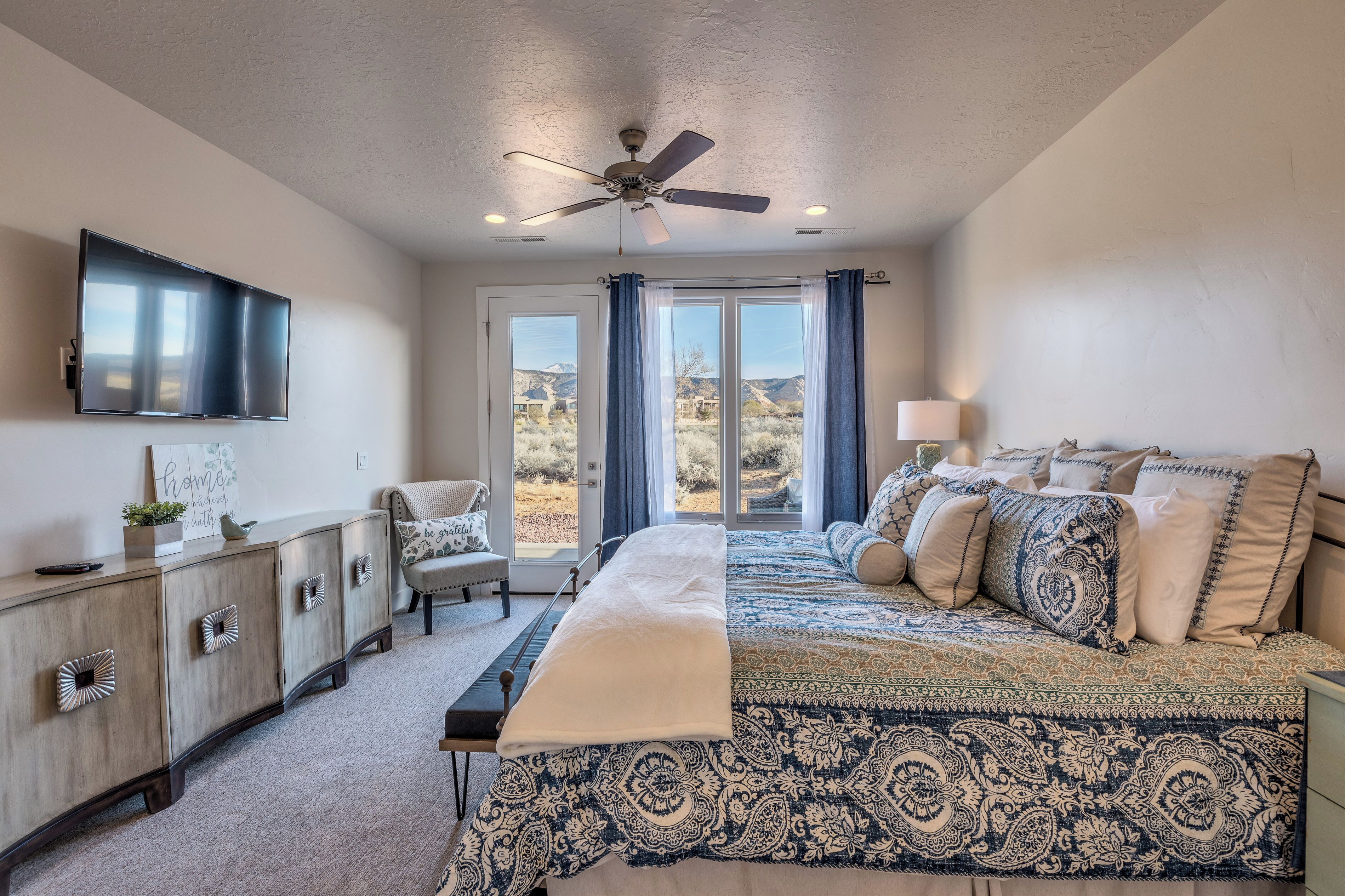 3 bedrooms, desk, iron/ironing board, travel cot