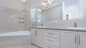 Combined shower/bathtub, hair dryer - Fantastically located and stylish 3 bedroom home (Warrnambool)