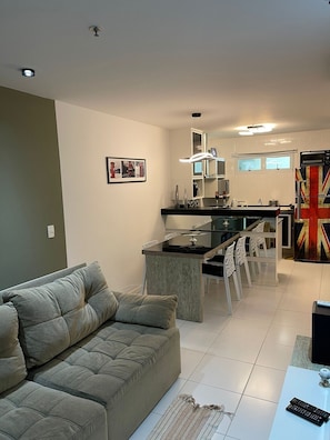 TV connectée, lecteur de DVD, baby-foot, table de tennis de table