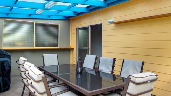 Outdoor dining - Family home located around the corner from Pea Soup (PORT FAIRY)