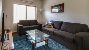 TV - Family home located around the corner from Pea Soup (PORT FAIRY)