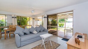 TV - Lowset home on the canal - Dolphin Dr, Bongaree (BONGAREE)