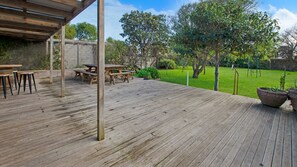 Outdoor dining - A quaint artistic cottage for all seasons (PORT FAIRY)