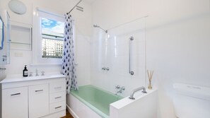 Combined shower/bathtub, hair dryer - A quaint artistic cottage for all seasons (PORT FAIRY)