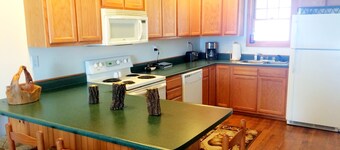 Family Friendly Beautiful Townhouse W/ Amazing Views & Walking Distance To Town