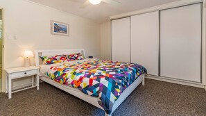 2 bedrooms, desk, iron/ironing board, free WiFi - Bribie Island Waters on Welsby (BONGAREE)