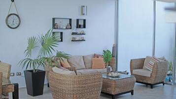 Smart-TV, DVD-Player, Bücher