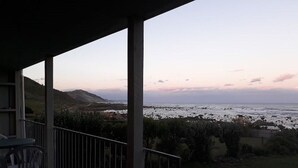 Un balcone con vista sull'oceano e sulle colline.