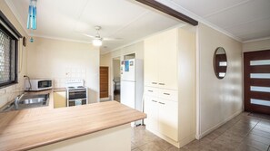 Fridge, microwave, oven, stovetop - Bongaree Retreat With Room For The Boat (BONGAREE)