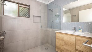 Shower, hair dryer - Bongaree Retreat With Room For The Boat (BONGAREE)