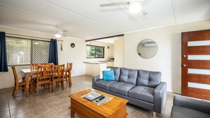 TV, fireplace - Bongaree Retreat With Room For The Boat (BONGAREE)
