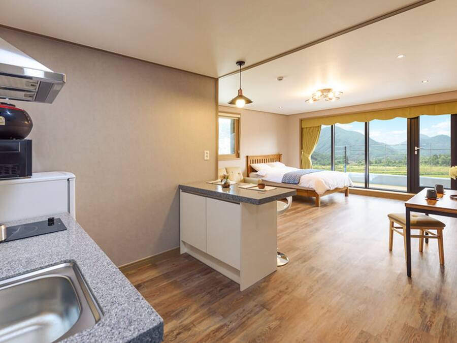 Studio (#203) | Woonruimte | Flatscreentelevisie