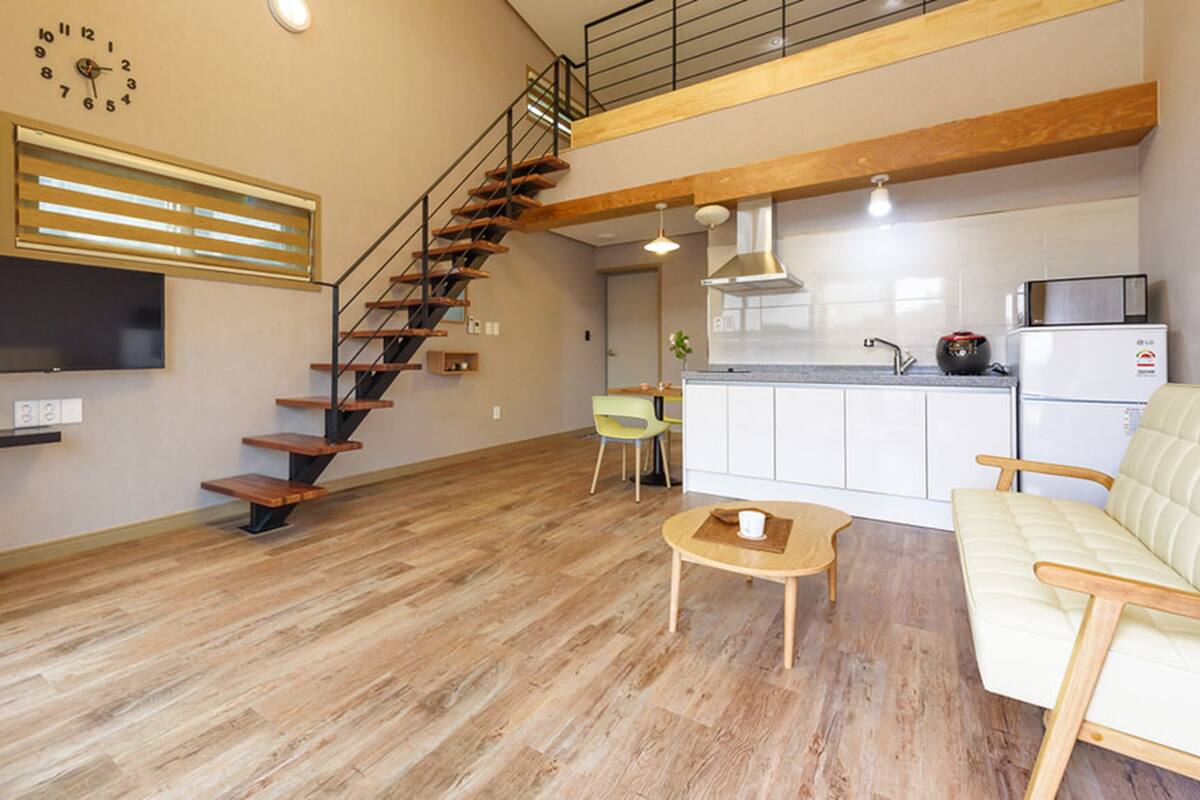 Maisonette (#302) | Wohnbereich | Flachbildfernseher