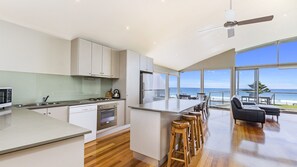 Fridge, microwave, oven, stovetop - Located on the famous East Beach (PORT FAIRY)