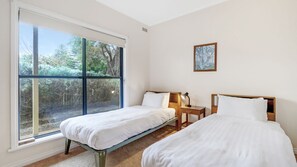 4 bedrooms, iron/ironing board, free WiFi, bed sheets