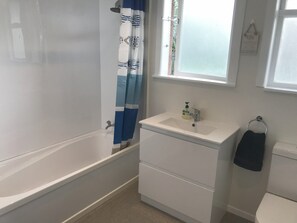 Combined shower/bathtub, hair dryer, towels, soap - Only 40 metres to the beach! (Ruakaka)