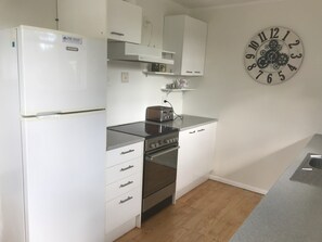 Fridge, microwave, oven, stovetop - Only 40 metres to the beach! (Ruakaka)