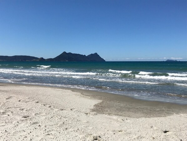 Beach nearby, sun-loungers, beach towels - Only 40 metres to the beach! (Ruakaka)