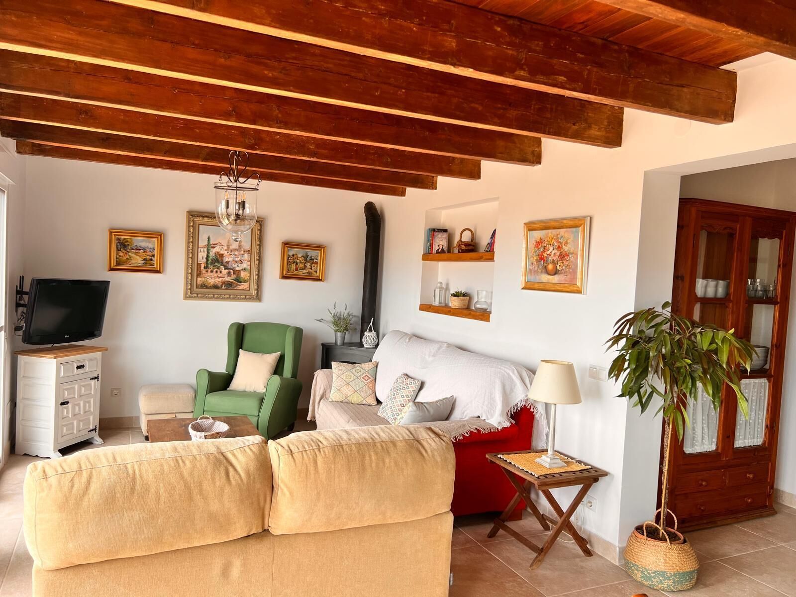 Een televisie, een open haard, een tafeltennistafel en boeken