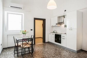 Fridge, oven, stovetop, coffee/tea maker