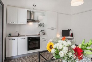 Réfrigérateur, un four, surface de cuisson, cafetière-théière