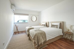 3 quartos, ferros/tábuas de passar roupa, Wi-Fi, roupa de cama