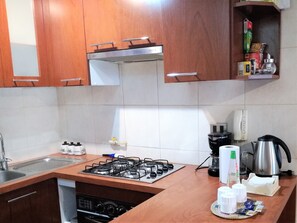Apartamento Business, 2 habitaciones, no fumadores, baño privado | Cocina básica privada | Frigorífico grande, microondas, horno y placa de cocina