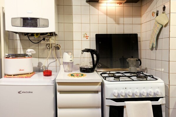 Jääkaappi, uuni, liesi, ruokailupöytä