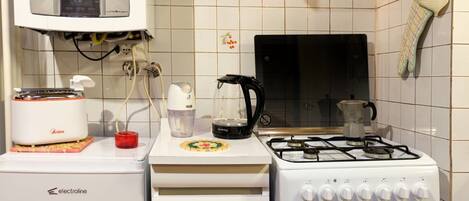 Réfrigérateur, four, plaque de cuisson, tables à manger