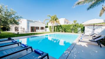 Piscina all'aperto, una piscina riscaldata