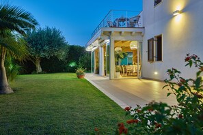 Outdoor dining - Elegant family villa,big heated pool,400 mt. to the sea, garden, bbq,free wi-fi. (Ragusa)