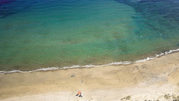 Plage, chaises longues, serviettes de plage