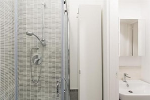 Shower, bidet, towels - GuestHost - Beautiful and spacious 76 sqm apartment located in a strategic position just a short distance from Piazza Oberdan, Porto Vecchio, Palazzo Gopcevich and Piazza Unita d'Italia. The particular position of the house allows to reach easily the his (Trieste)