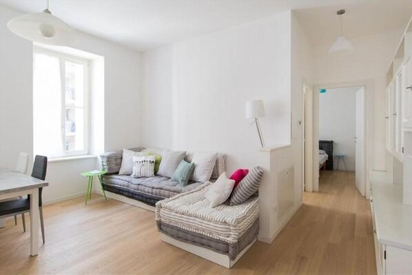 Living area - Beautiful and spacious 76 sqm apartment located in a strategic position just a short distance from Piazza Oberdan, Porto Vecchio, Palazzo Gopcevich and Piazza Unita d'Italia. The particular position of the house allows to reach easily the historical cent (Trieste)