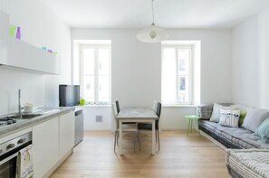 Interior - GuestHost - Beautiful and spacious 76 sqm apartment located in a strategic position just a short distance from Piazza Oberdan, Porto Vecchio, Palazzo Gopcevich and Piazza Unita d'Italia. The particular position of the house allows to reach easily the his (Trieste)