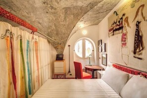 2 室のベッドルーム、デスク、アイロン / アイロン台、旅行用ベビーベッド