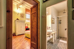 Combined shower/tub, hair dryer, bidet, towels - Art Suite Monserrato (Roma)