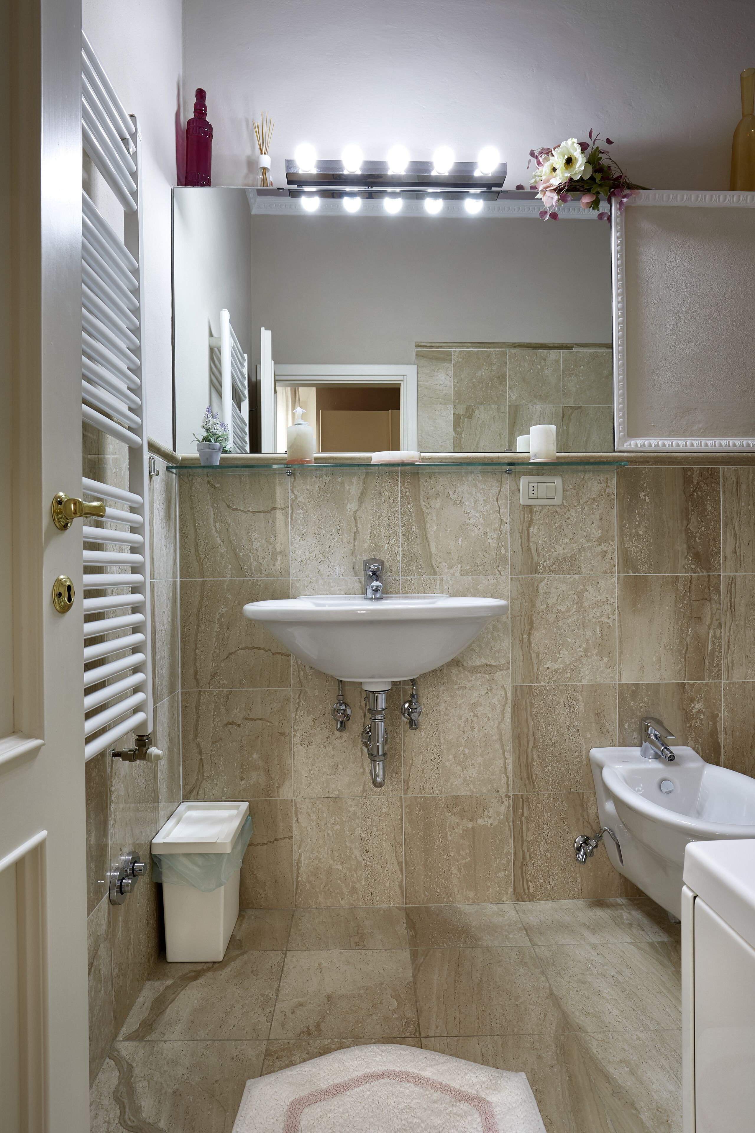 Combined shower/bathtub, jetted bath, free toiletries, hair dryer