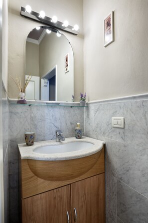 Combinació de dutxa i banyera i banyera d'hidromassatge 