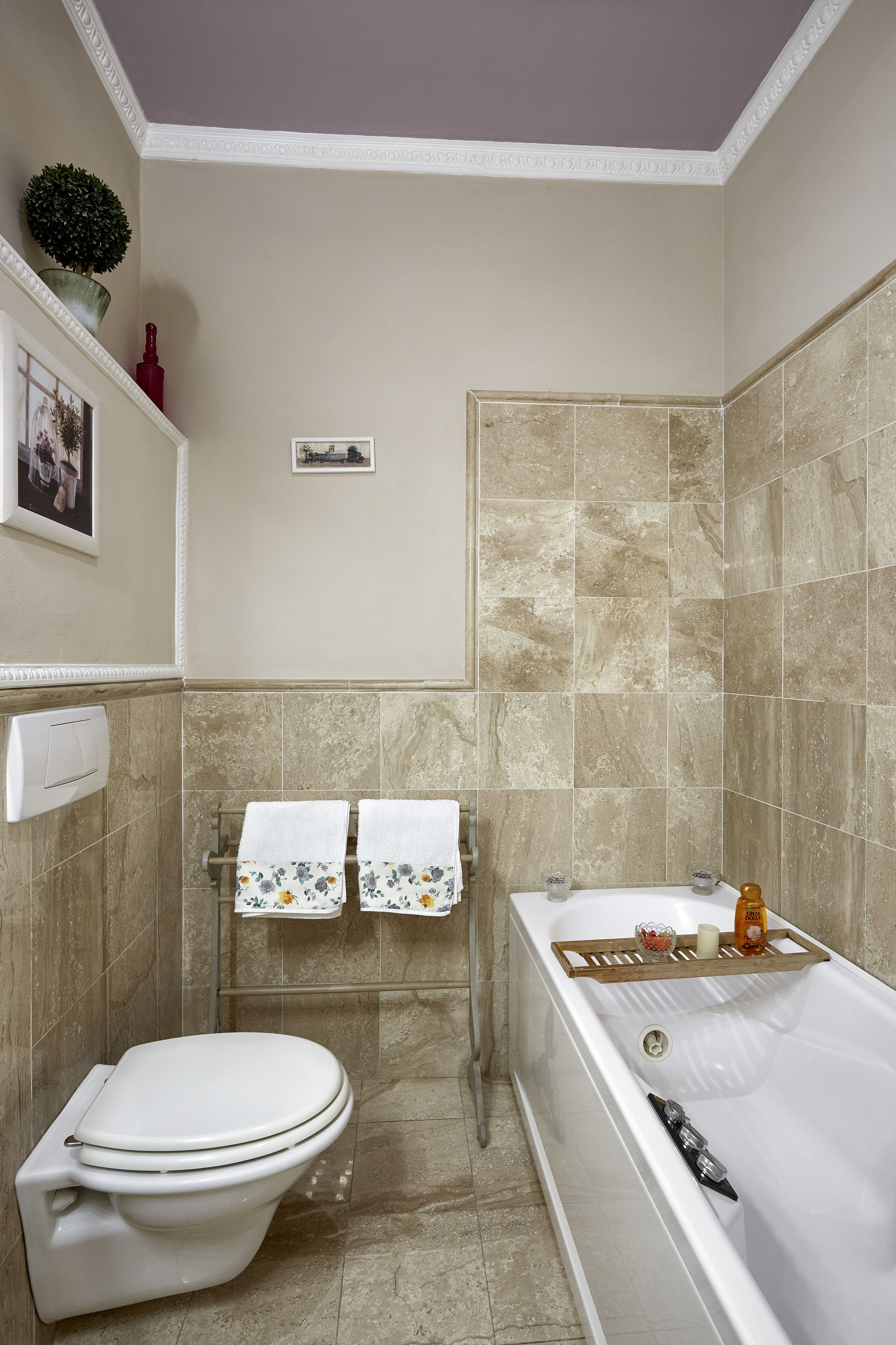 Een badkamer met toilet, bad en douche.
