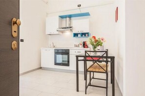 Fridge, oven, stovetop, coffee/tea maker