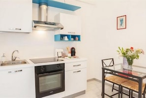 Jääkaappi, uuni, liesi, kahvin-/teenkeitin