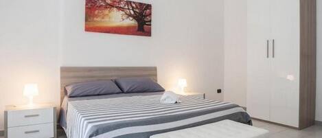 1 slaapkamer, een strijkplank/strijkijzer, wifi, beddengoed